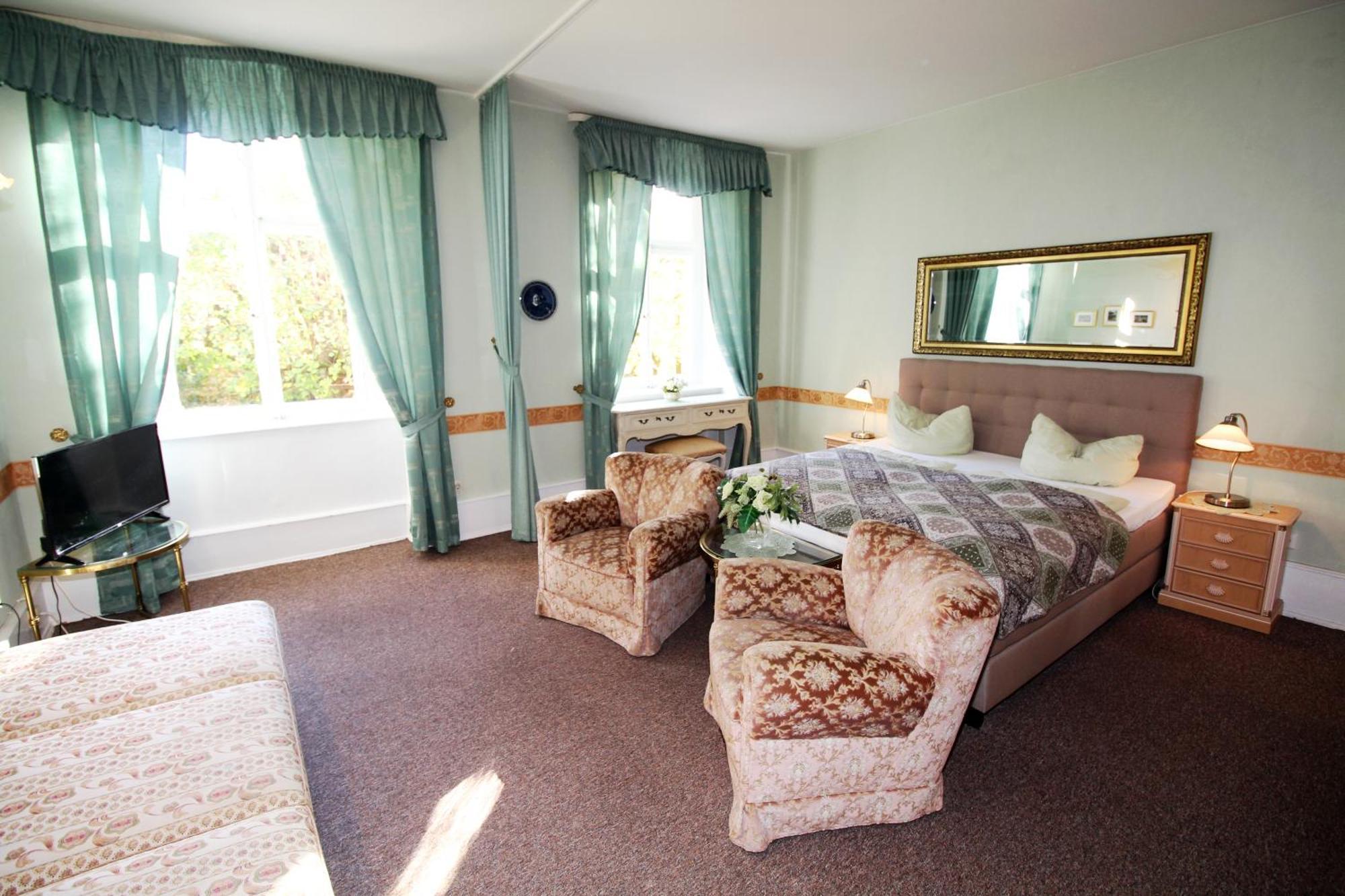 באד קארלסהפן Historisches Hotel Zum Schwan מראה חיצוני תמונה