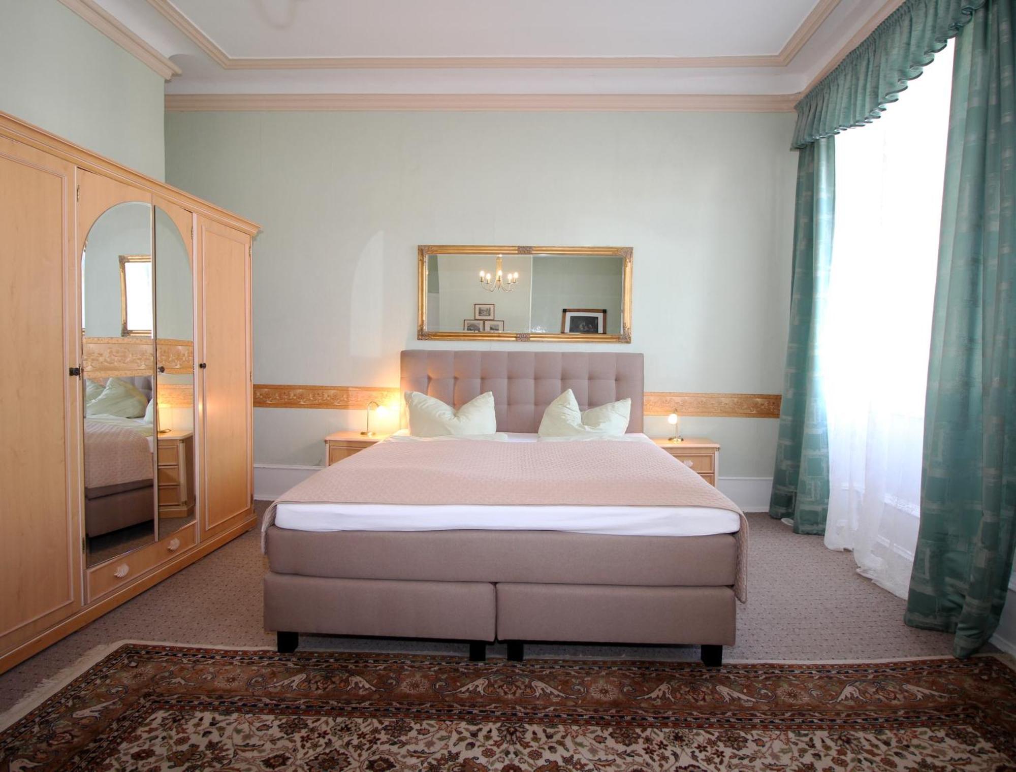 באד קארלסהפן Historisches Hotel Zum Schwan מראה חיצוני תמונה